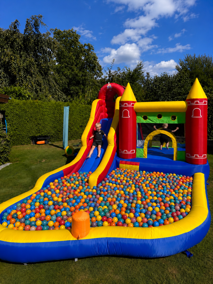 - mit XXL Bällebad
- mit Wasserfunktion für heiße Sommertage